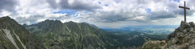 Tatra Milli Parkı Slovakya, Polonya'da yürüyüş. Landscpes ve dağ ile panorama.