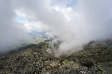 Tatra Milli Parkı Slovakya, Polonya'da yürüyüş. Landscpes ve dağ ile panorama. Bulutlar ve sis yürüyüşçü çevresinde.