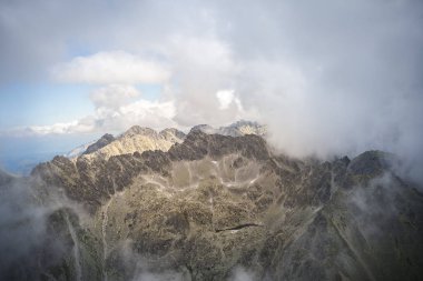 Tatra Milli Parkı Slovakya, Polonya'da yürüyüş. Landscpes ve dağ ile panorama. Bulutlar ve sis yürüyüşçü çevresinde.