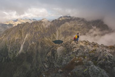 Tatra Milli Parkı Slovakya, Polonya'da yürüyüş. Landscpes ve dağ ile panorama. Bulutlar ve sis yürüyüşçü çevresinde.