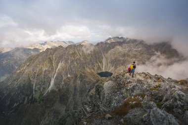 Tatra Milli Parkı Slovakya, Polonya'da yürüyüş. Landscpes ve dağ ile panorama. Bulutlar ve sis yürüyüşçü çevresinde.