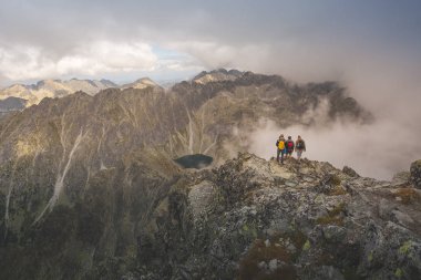 Tatra Milli Parkı Slovakya, Polonya'da yürüyüş. Landscpes ve dağ ile panorama. Bulutlar ve sis yürüyüşçü çevresinde.