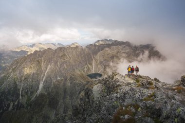 Tatra Milli Parkı Slovakya, Polonya'da yürüyüş. Landscpes ve dağ ile panorama. Bulutlar ve sis yürüyüşçü çevresinde.