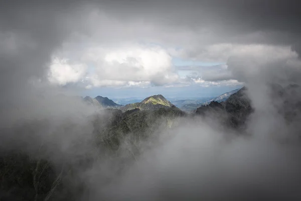 Tatra Milli Parkı Slovakya, Polonya'da yürüyüş. Landscpes ve dağ ile panorama. Bulutlar ve sis yürüyüşçü çevresinde.