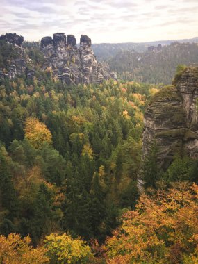 Güzel bir sabah sis ve bulutlar, Bastei ile ruh hali, bir kaya oluşumu Elbe Nehri içinde Alman Sakson İsviçre Ulusal Parkı yakın. Doğa yürüyüşü ve tırmanma Elbe Kumtaşı Dağları'nın harika dağ aralıkları.