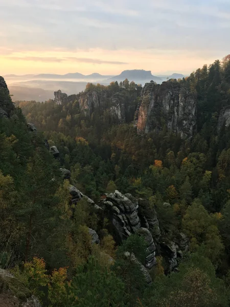伟大的早晨光与雾和云彩在德国萨克森人瑞士国家公园接近德累斯顿 远足和攀登在 Elbe 砂岩山的美妙的山范围 — 图库照片