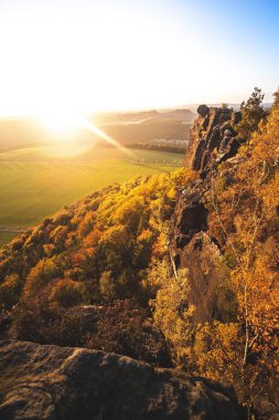 Yumuşak ışık içinde Alman Sakson İsviçre Ulusal Parkı yakın Dresden meditasyon. Doğa yürüyüşü ve tırmanma Elbe Kumtaşı Dağları'nın harika dağ aralıkları.