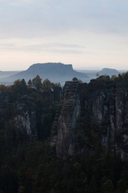 Büyük gün ışığına sis ve bulutlar içinde Alman Sakson İsviçre Ulusal Parkı yakın Dresden ile. Doğa yürüyüşü ve tırmanma Elbe Kumtaşı Dağları'nın harika dağ aralıkları.