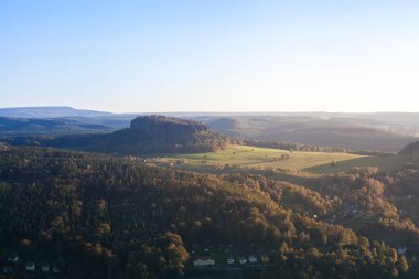 Gün batımı harika bir mesa içinde Alman Sakson İsviçre Ulusal Parkı yakın Dresden doruğuna. Doğa yürüyüşü ve tırmanma Elbe Kumtaşı Dağları'nın harika dağ aralıkları.