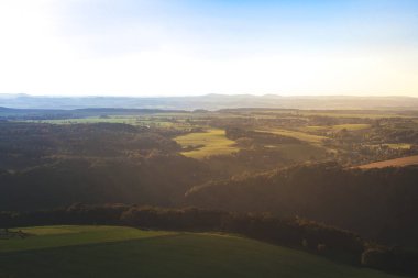 Gün batımı harika bir mesa içinde Alman Sakson İsviçre Ulusal Parkı yakın Dresden doruğuna. Doğa yürüyüşü ve tırmanma Elbe Kumtaşı Dağları'nın harika dağ aralıkları.