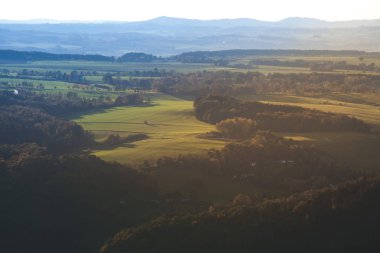Gün batımı harika bir mesa içinde Alman Sakson İsviçre Ulusal Parkı yakın Dresden doruğuna. Doğa yürüyüşü ve tırmanma Elbe Kumtaşı Dağları'nın harika dağ aralıkları.