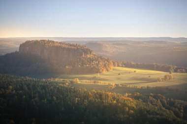 Gün batımı harika bir mesa içinde Alman Sakson İsviçre Ulusal Parkı yakın Dresden doruğuna. Doğa yürüyüşü ve tırmanma Elbe Kumtaşı Dağları'nın harika dağ aralıkları.