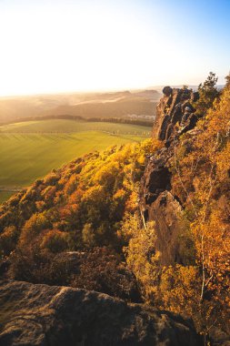 Gün batımı harika bir mesa içinde Alman Sakson İsviçre Ulusal Parkı yakın Dresden doruğuna. Doğa yürüyüşü ve tırmanma Elbe Kumtaşı Dağları'nın harika dağ aralıkları.