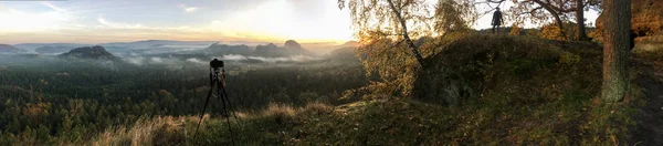 史诗般的日出光在一个台面的顶峰在德国萨克森瑞士国家公园 山的范围与光和雾 远足和攀登在 Elbe 砂岩山的美妙的山范围 — 图库照片
