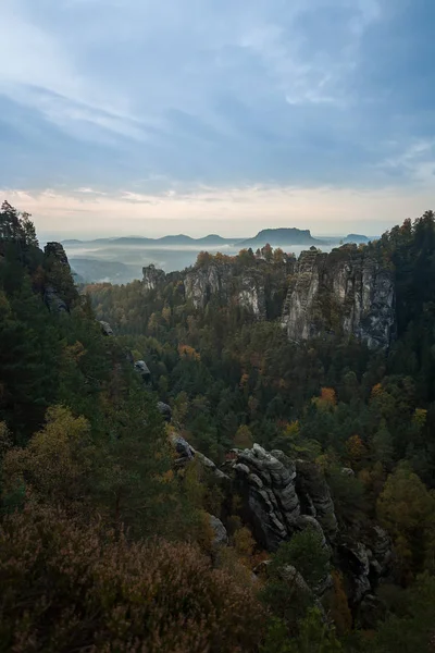 Сильный Утренний Свет Туманом Облаками Немецком Национальном Парке Saxon Switzerland — стоковое фото