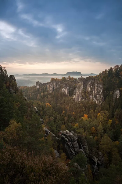 Сильный Утренний Свет Туманом Облаками Немецком Национальном Парке Saxon Switzerland — стоковое фото