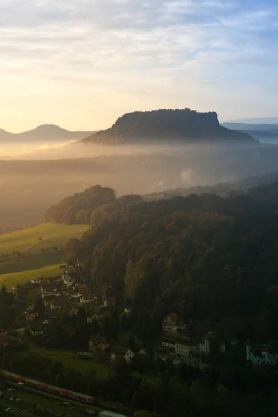 Сильный Утренний Свет Туманом Облаками Немецком Национальном Парке Saxon Switzerland — стоковое фото