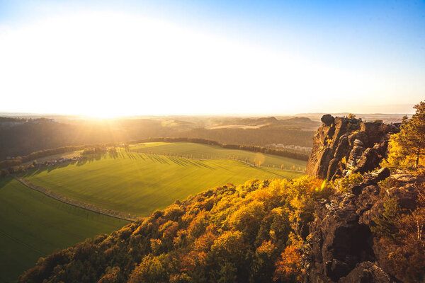 Огромный солнечный свет на вершине мезы в немецком национальном парке Saxon Switzerland недалеко от Осаки. Пешие прогулки и восхождения в удивительных горных хребтах Эльбского песчаника
.