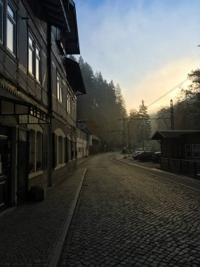 Harika Doğa Sonbahar içinde Alman Sakson İsviçre Ulusal Parkı. Işık ve sis ile dağ. Doğa yürüyüşü ve tırmanma Elbe Kumtaşı Dağları'nın harika dağ aralıkları.
