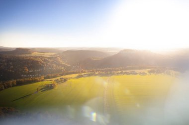 Yumuşak ışık içinde Alman Sakson İsviçre Ulusal Parkı yakın Dresden meditasyon. Doğa yürüyüşü ve tırmanma Elbe Kumtaşı Dağları'nın harika dağ aralıkları.
