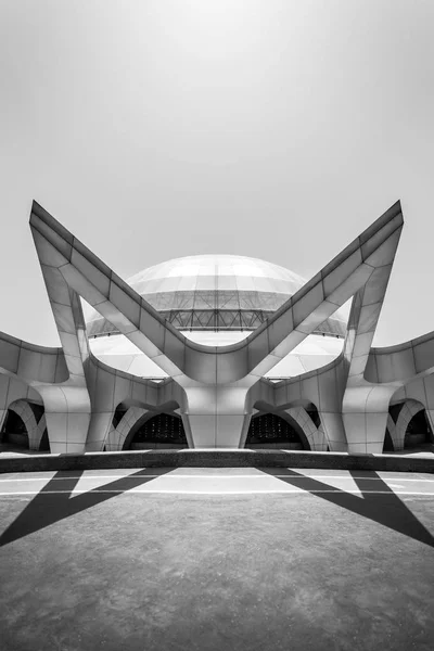 Grande Arquitetura Futurista Abstrata Uma Captura Preto Branco — Fotografia de Stock