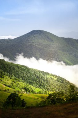 Erdebil Eyaleti, Iran çevresinde yolda. Büyük bulutlar dağ aralığında geldi. Atmosfer çok bulutlar macera.