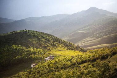 Erdebil Eyaleti, Iran çevresinde yolda. Büyük bulutlar dağ aralığında geldi. Atmosfer çok bulutlar macera.