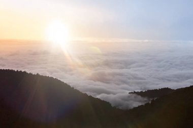 Erdebil Eyaleti, Iran çevresinde yolda. Büyük bulutlar dağ aralığında geldi. Atmosfer çok bulutlar macera.