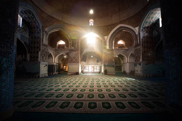 镜头效果与光在蓝色清真寺的塔布里斯 什叶派伊斯兰教 清真寺 在塔布里兹县的自治市的景点 前往伊朗阿塞拜疆 Tabriz 的公路旅行 — 图库照片