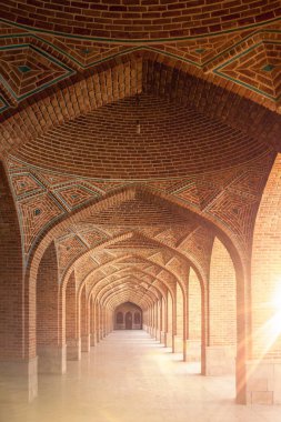 Efektleri ışığı bir camide ile lens. Cami. Gezi Tebriz ilçe belediyesinde. Yolculuğa Tabriz İran Azerbaycan.