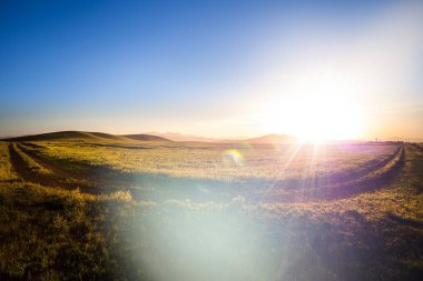 Manzara ve doğa: Hamadan, Iran çevresinde. İran'ın bir yolculuk sırasında bir durak. çayır ve dağlar.