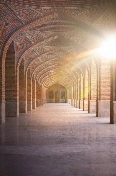Efektleri ışığı bir camide ile lens. Cami. Gezi Tebriz ilçe belediyesinde. Yolculuğa Tabriz İran Azerbaycan.