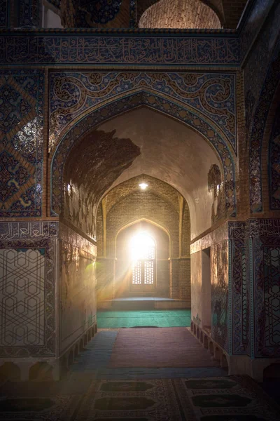 모스크에서 빛입니다 모스크입니다 Tabriz 촌에서의 Tabriz 아제르바이잔에서에 — 스톡 사진