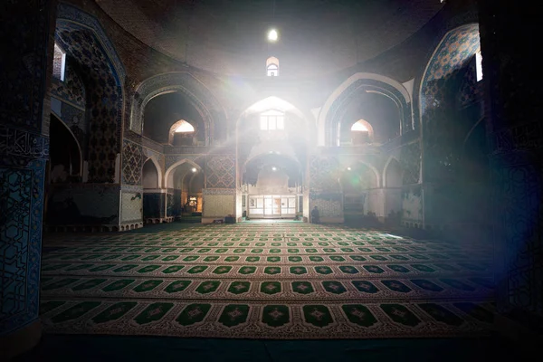 在清真寺中使用光线的镜头效果 清真寺 在塔布里兹县的自治市的景点 前往伊朗阿塞拜疆 Tabriz 的公路旅行 — 图库照片
