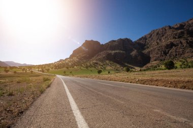 Lens etkileri, güneş ışığı, manzara ve doğa Hürremabad County, Batı Iran çevresinde. İran'ın bir yolculuk sırasında bir durak. Yürüyüş turları dağlar ve şelaleler. Bisheh, Luristan Eyaleti.