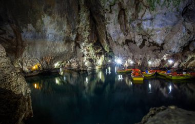 Mağaralar ve doğa: Hamadan, Iran çevresinde. İran'ın bir yolculuk sırasında bir durak. Yeraltı kaya.