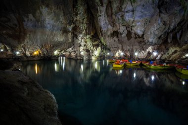 Mağaralar ve doğa: Hamadan, Iran çevresinde. İran'ın bir yolculuk sırasında bir durak. Yeraltı kaya.