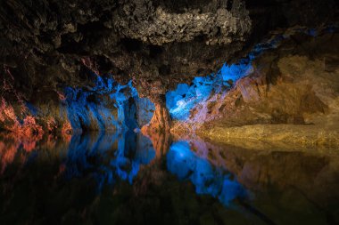 Mağaralar ve doğa: Hamadan, Iran çevresinde. İran'ın bir yolculuk sırasında bir durak. Yeraltı kaya.