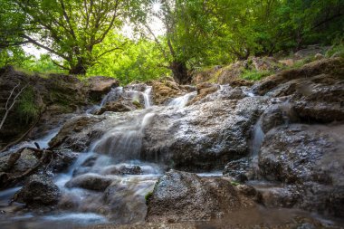 Güzel şelale hareket su akışı ile. Manzara ve doğa Hürremabad County, Batı Iran çevresinde. İran'ın bir yolculuk sırasında bir durak. Yürüyüş turları dağlar ve şelaleler. Bisheh, Luristan Eyaleti.