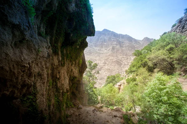 山脉中的瀑布 伊朗西部霍拉马巴德县周围的景观和自然 在伊朗的一次路途中一站 在山和瀑布徒步旅行 比谢市 洛雷斯坦省 — 图库照片