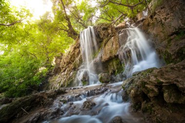 Güzel şelale hareket su akışı ile. Manzara ve doğa Hürremabad County, Batı Iran çevresinde. İran'ın bir yolculuk sırasında bir durak. Yürüyüş turları dağlar ve şelaleler. Bisheh, Luristan Eyaleti.