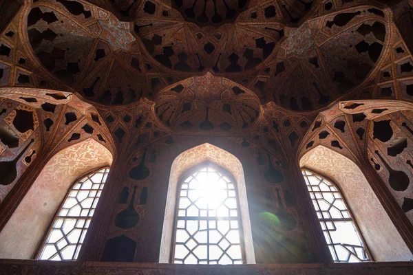 Linsenverzerrungen, Lichteffekte mit Moschee. Sightseeing in ira — Stockfoto