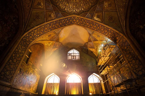 Distorsions de lentilles, effets de lumière avec la mosquée. Visites guidées à Ira — Photo