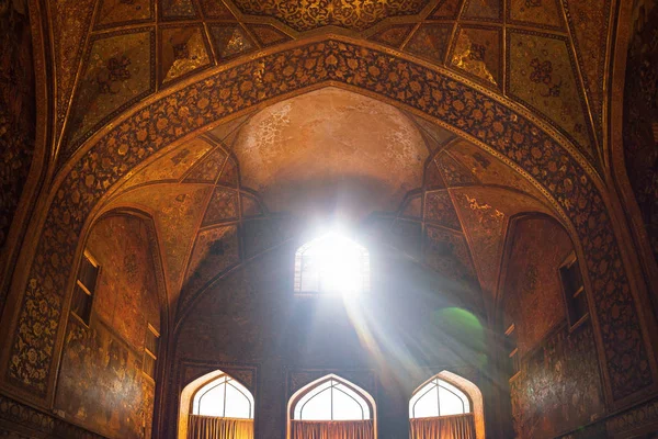 Distorsioni della lente, effetti di luce con Moschea. Visita turistica a Ira — Foto Stock