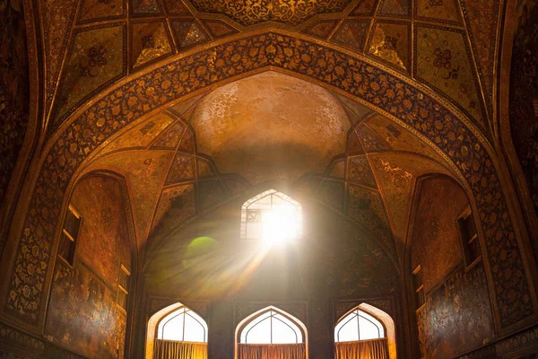 Distorsiones de lentes, efectos de luz con la mezquita. Turismo en Ira — Foto de Stock