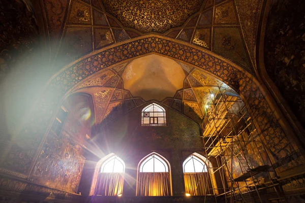 Distorsiones de lentes, efectos de luz con la mezquita. Turismo en Ira — Foto de Stock