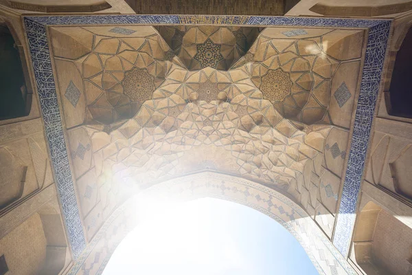 Distorsioni della lente, effetti di luce con Moschea. Visita turistica a Ira — Foto Stock