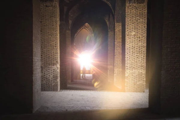 Linsenverzerrungen, Lichteffekte mit Moschee. Sightseeing in ira — Stockfoto