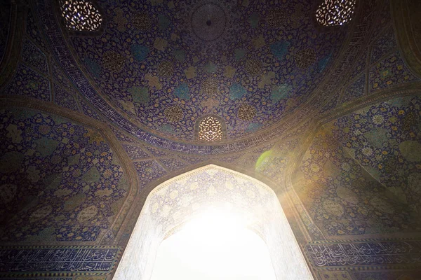 Linsenverzerrungen, Lichteffekte mit Moschee. Sightseeing in ira — Stockfoto