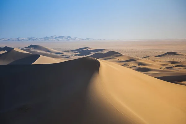 Kalm outback in het zout en zand van de woestijn van Iran. Grote dan — Stockfoto